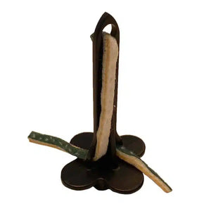 Tray2Grow black plastic spike with a beige capillary lace, used for hydroponic self-watering and irrigation.